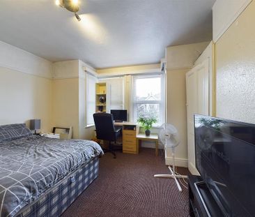 5 bedroom end of terrace house to rent - Photo 3