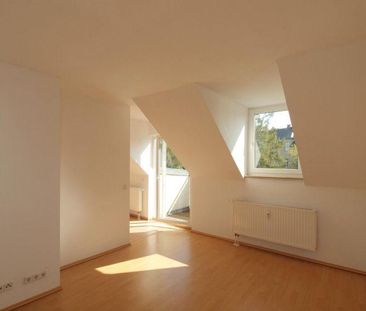 + Helle 2-Zimmer-Wohnung im DG mit Terrasse! Hochwertige Einbauküch... - Photo 1