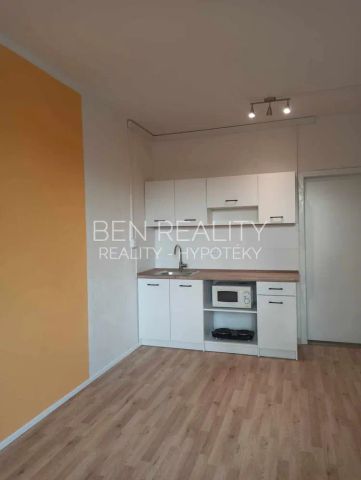 Pronájem - pěkný zrekonstruovaný byt 1+kk Javorová Zlín - Photo 3