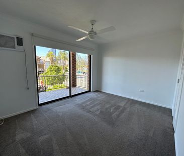 5/150 Surf Parade, Broadbeach, Qld 4218 - Photo 2