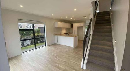 Modern 4BR Family Home in Takanini - Photo 3