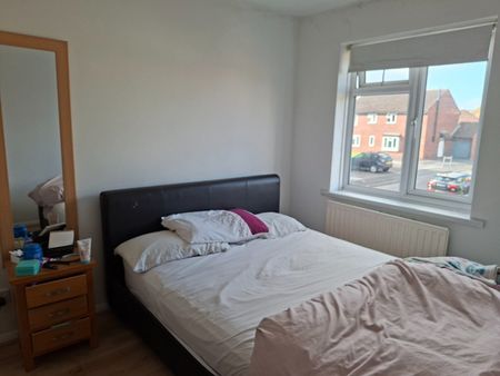 3 Bed Semi-Detached House, Alwins Court, BS30 - Photo 5