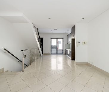 Immaculate contemporary split-level townhouse - Photo 2