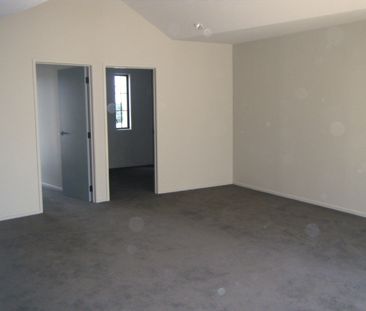 Spacious City fringe Living - Photo 4