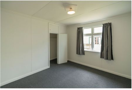 Great 3 bedroom home on Queenwood - Photo 2
