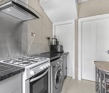 4 bedroom semi-detached house to rent - Photo 6