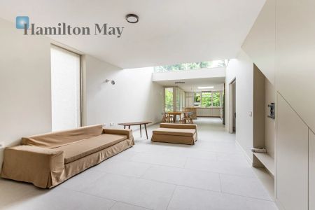 Nowoczesny dom o powierzchni użytkowej 280 m2 z dwoma tarasami i ogrodem w Wilanowie - Zdjęcie 5