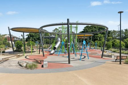 Jade Gardens: Heavenly Top Floor Chic Apartment With Light, Tree Top Views, Skylight, High Ceilings, Lift Access, Walk to Bayside, Train, Bus & Cafes - Photo 3