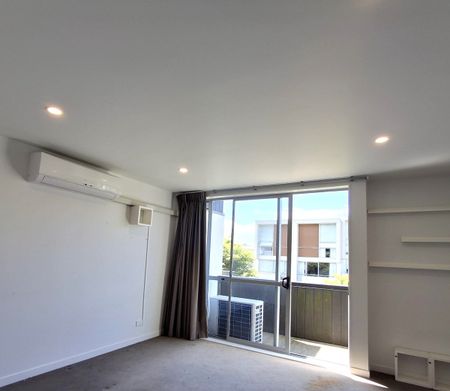 Sunny Newtown Townhouse - Photo 2