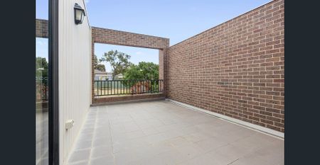 Easy Living in the Heart of Flora Hill - Photo 3