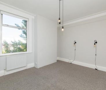 3 bedroom flat to rent - Photo 4