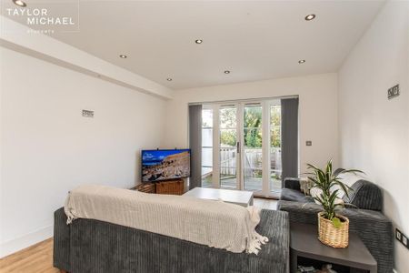 4 bedroom terraced house to rent - Photo 4