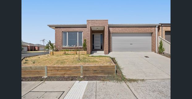 Contemporary Family Living with Spacious Open Plan Design - Photo 1