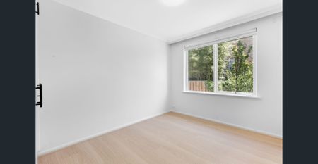 RENOVATED TWO-BEDROOM UNIT IN A PRIME HAMPTON LOCATION - Photo 2