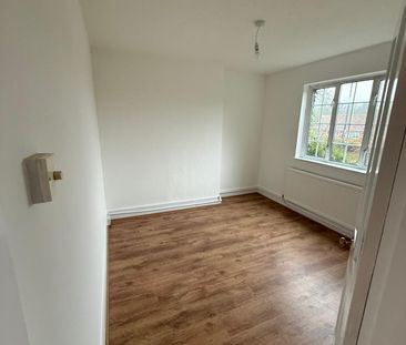 Bright, freshly refurbished 2-bedroom end terrace - Photo 2