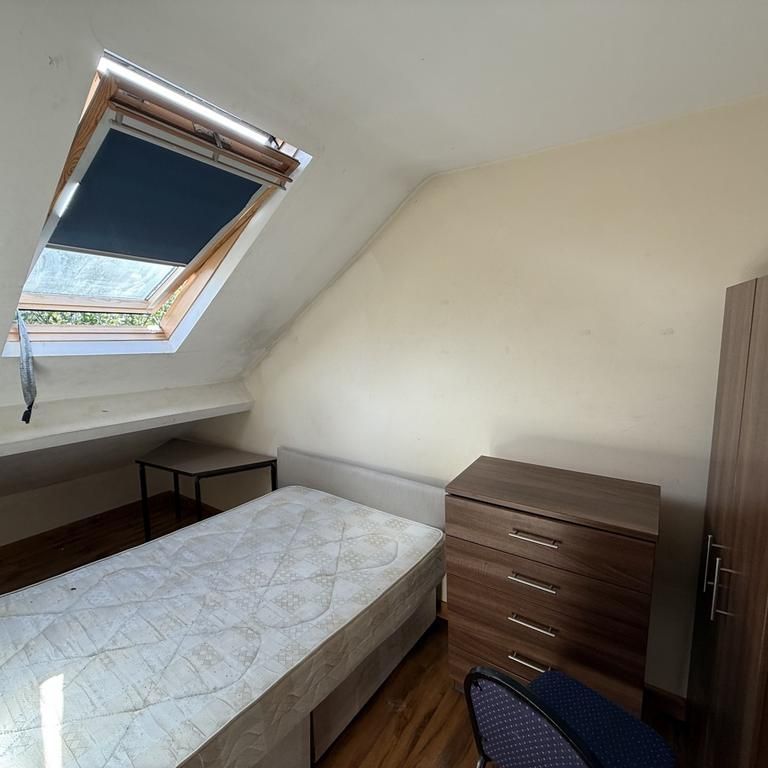 1 bedroom in a house share to rent - Photo 2