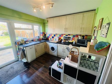 3 bedroom semi-detached house to rent - Photo 5