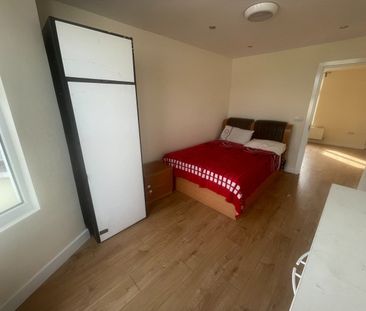 3 Bed Flat, Ilford Lane, IG1 - Photo 1