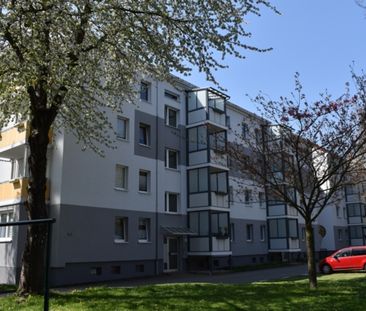 Geräumige 3-Raum-Wohnung mit Einbauküche - Photo 1