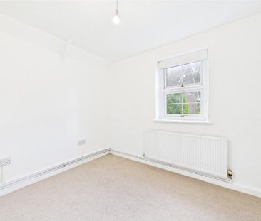 2 bedroom end of terrace house to rent - Photo 3