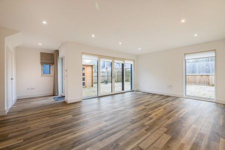 4 bedroom detached house to rent - Photo 2