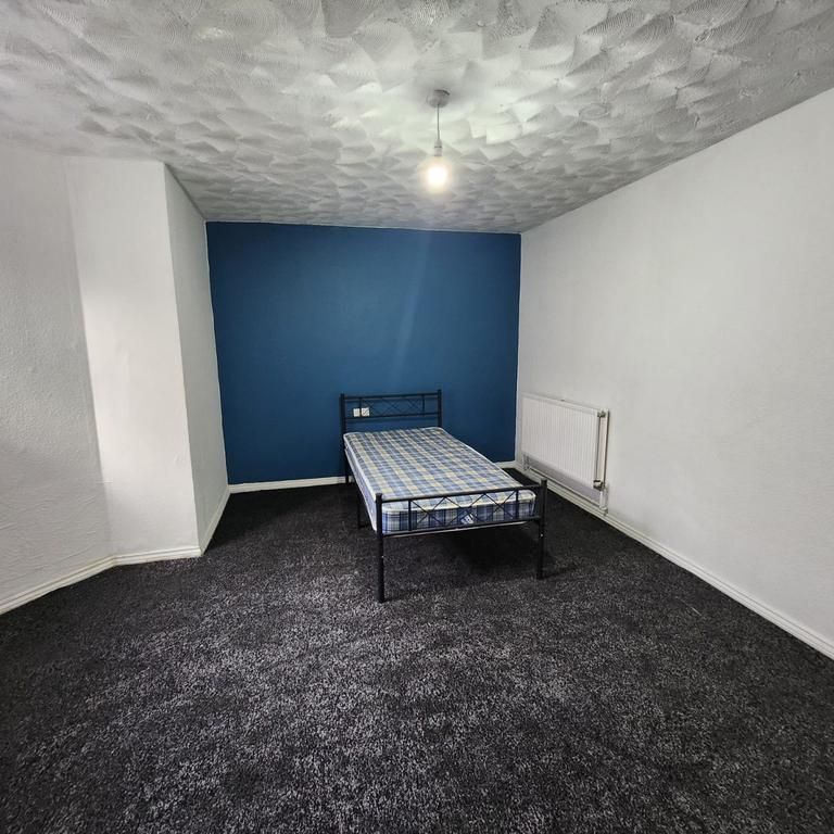 1 bedroom in a house share to rent - Photo 1