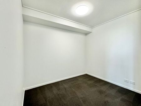 UNFURNISHED - Oversized 1 Bed Plus Study! - Photo 3