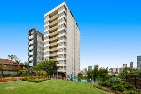 Fully Furnished 1-Bedroom Apartment with Stunning Views - Photo 5