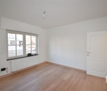 Ruim, recent gelijkvloers appartement in centrum Sint-Denijs-Westerm - Photo 4