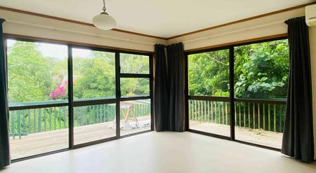 Spacious Home in Rangitoto College zone - Photo 2