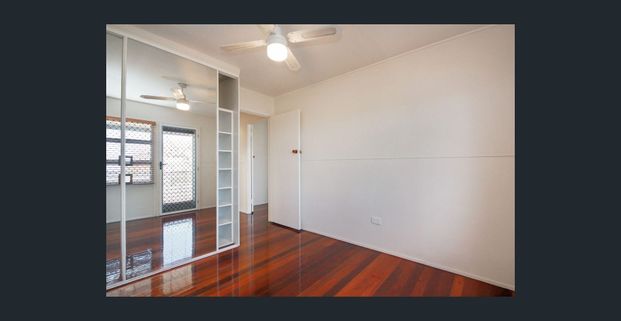 Enjoy the seab breezes on your front verandah and watch the world go by - Photo 1