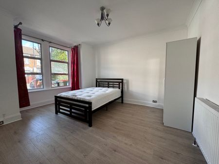 4 Bed Semi-Detached House, Shakespeare Crescent, E12 - Photo 5