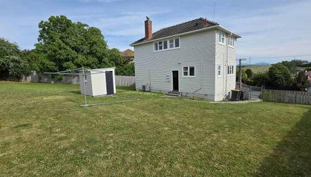 3BR Home in Marchwiel! Lawns included! - Photo 5