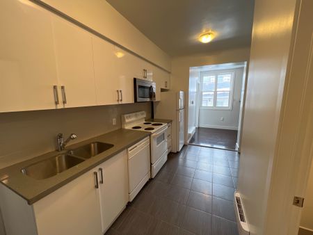 For Lease - 159 Montrose Avenue Unit# 1, Toronto, Ontario - Photo 2