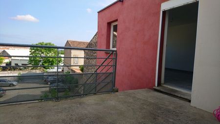 Location - Appartement T2 bis de 50 m² avec terrasse, jardinet et emplacement de parking privatif - Photo 2