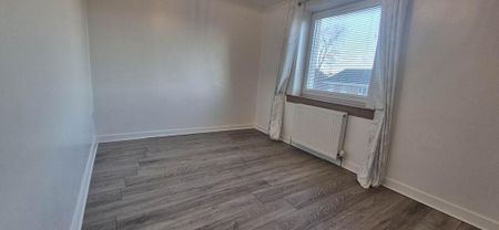 3 bedroom flat to rent - Photo 4