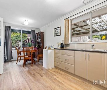 Three bedroom home with solar panels - Photo 5