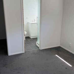 4 Bedrooms in Stokes Valley - Photo 2