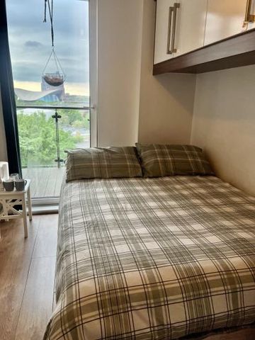 Quiet modern room with far reaching views of sunset and Olympic Park, designated desk and chair, high speed wifi and comfortable bed. 5 minuets walk to Stratford station. 10 minutes to Canary Wharf by Underground. Cleaning services available - Photo 5