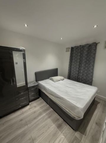 3 bedroom end of terrace house to rent - Photo 4