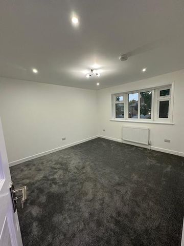 4 bedroom semi-detached house to rent - Photo 4