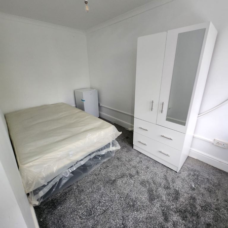 1 bedroom in a house share to rent - Photo 4