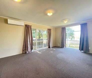 Tidy Family house at Kelston - Photo 3