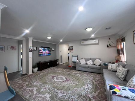 Family-Friendly Home with Modern Kitchen and Secure Parking - Photo 3