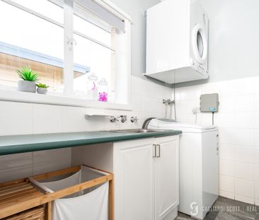 Stunning 3 Bedroom Home - Photo 1