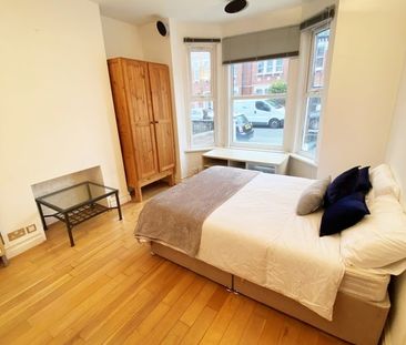 Room in a Shared House, Quicks Road, SW19 - Photo 4