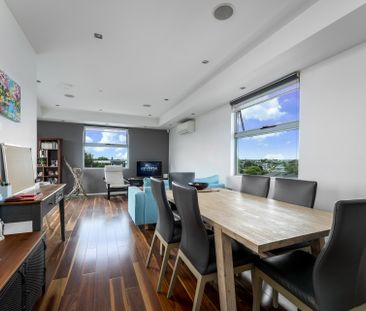 TOP FLOOR APARTMENT WITH IMPRESSIVE VIEWS - Photo 4