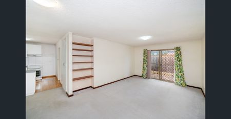 WELL PRESENTED, LARGE GROUND FLOOR UNIT IN A GREAT LOCATION! - Photo 3