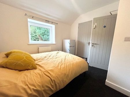 Greenroyd Avenue, Bolton, BL2 - Photo 2