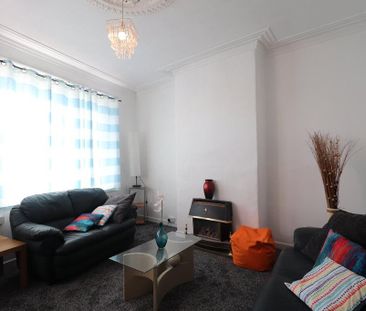 4 bedroom end of terrace house to rent - Photo 2